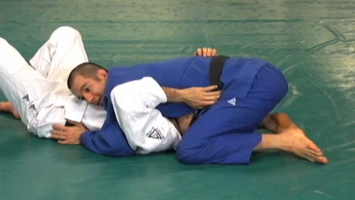 brazilian jiu jitsu - How to avoid being encircled by a body